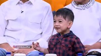 Ikut ke dalam acara talk show yang dipandu Sule, Jan Ethes justru lahap memakan camilan yang ada dihadapannya. Dilihat dari bentuknya, ia melahap sereal cokelat. Foto: YouTube Ini Talk Show