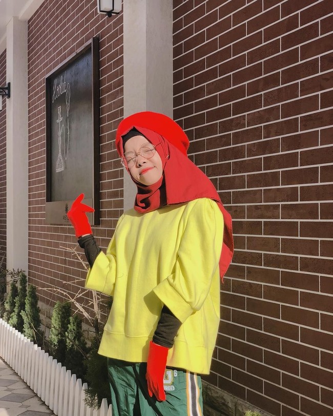 Melalui akun Instagram-nya, ia berbagai foto-foto gaya hijab sehari-hari. Meski berhijab sejak kecil, ia tetap terlihat ceria seperti usianya. Foto: Instagram/FatimahHalilintar