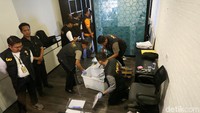 Penggeledahan melibatkan 20 penyidik gabungan dari Polda Metro Jaya dan Bareskrim Polri.