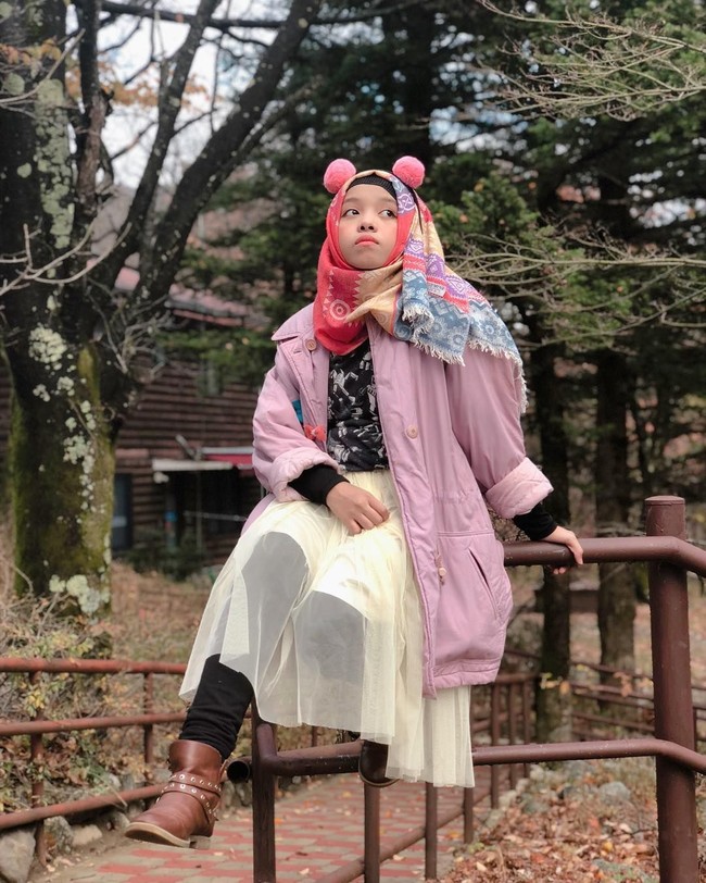 Selain warna-warni ia juga tak segan memilih busana berbahan tulle atau lace sehingga terlihat lebih playfull. Foto: Instagram/FatimahHalilintar