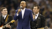 Debra berhasil meyakinkan James Ingram untuk percaya diri dalam bernyanyi karena awalnya ia adalah seorang keyboardis. Andy Lyons/Getty Images