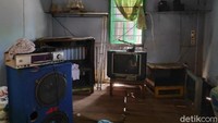 Di dalam rumahnya, tampak masih berserakan pakaian basah, televisi lawas, dan sound system yang sudah rusak. (Muhammad Taufiqqurahman/detikcom)