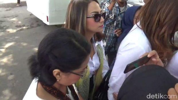 Saphira Indah Meninggal Dunia hingga Delon Buka Suara soal Kabar Main Judi