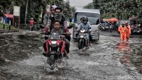 Sejumlah petugas PPSU pun nampak berada di Jalan Bukit Gading Raya untuk menyisiri titik-titik jalan yang tersumbat air untuk mempercepat proses penurunan air di jalan tersebut.