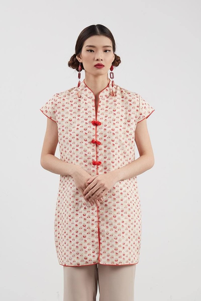 Anda pun dapat mengandalkan atasan cheongsam berikut untuk merayakan Imlek 2019. Camila Cheongsam Top Creme dari Berry Benka seharga Rp 239 ribuan tersebut dapat dipadukan dengan celana krem untuk kesan formal atau jeans untuk kesan kasual. Foto: Berry Benka