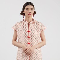Anda pun dapat mengandalkan atasan cheongsam berikut untuk merayakan Imlek 2019. Camila Cheongsam Top Creme dari Berry Benka seharga Rp 239 ribuan tersebut dapat dipadukan dengan celana krem untuk kesan formal atau jeans untuk kesan kasual. Foto: Berry Benka