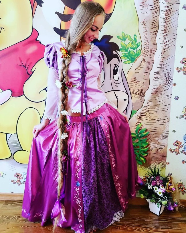 Alena yang kini berusia 33 tahun tak pernah memotong rambut coklatnya sejak usianya lima tahun. Dia membiarkan rambutnya memanjang hingga dijuluki Rapunzel, dan kini viral. Foto: Instagram/ Alena Kravchenko