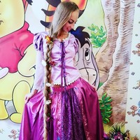 Alena yang kini berusia 33 tahun tak pernah memotong rambut coklatnya sejak usianya lima tahun. Dia membiarkan rambutnya memanjang hingga dijuluki Rapunzel, dan kini viral. Foto: Instagram/ Alena Kravchenko