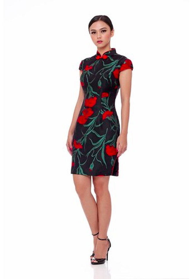 Jika mencari pilihan dress cheongsam yang lebih klasik, Anda bisa menemukannya dari brand Mandarin Peony. Walau hadir dengan potongan klasik, merek tersebut menawarkan motif dan kombinasi warna yang menarik. CARNATION Cheongsam Dress ini pun dijual Rp 1,3 jutaan. Foto: Zalora
