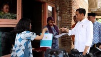 Warga sangat senang saat menyambut kedatangan Jokowi bersama rombongan untuk melakukan pemasangan sambungan listrik secara langsung di rumah warga. Dok. PLN.