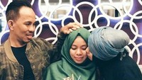 Menuliskan caption dengan emote love, Sohwa terlihat sedang berfoto dengan kedua orang tuanya sambil memegang kue ulang tahun. Foto: Instagram@sohwahalilintar