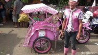 Penarik becak yang berpenampilan nyentrik itu adalah Yadi Setiadi (45).
