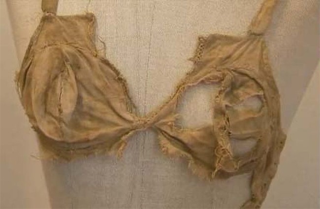Bra dan panties berusia ratusan tahun ini tersembunyi di sebuah kubah Kastil Langberg, East Tyrol, Austria. Diperkirakan usianya sudah lebih dari 500 tahun, atau pada era ketika Leonardo Da Vinci masih hidup. Foto: Dok. Universitat Innsbruck