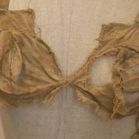 Bra dan panties berusia ratusan tahun ini tersembunyi di sebuah kubah Kastil Langberg, East Tyrol, Austria. Diperkirakan usianya sudah lebih dari 500 tahun, atau pada era ketika Leonardo Da Vinci masih hidup. Foto: Dok. Universitat Innsbruck