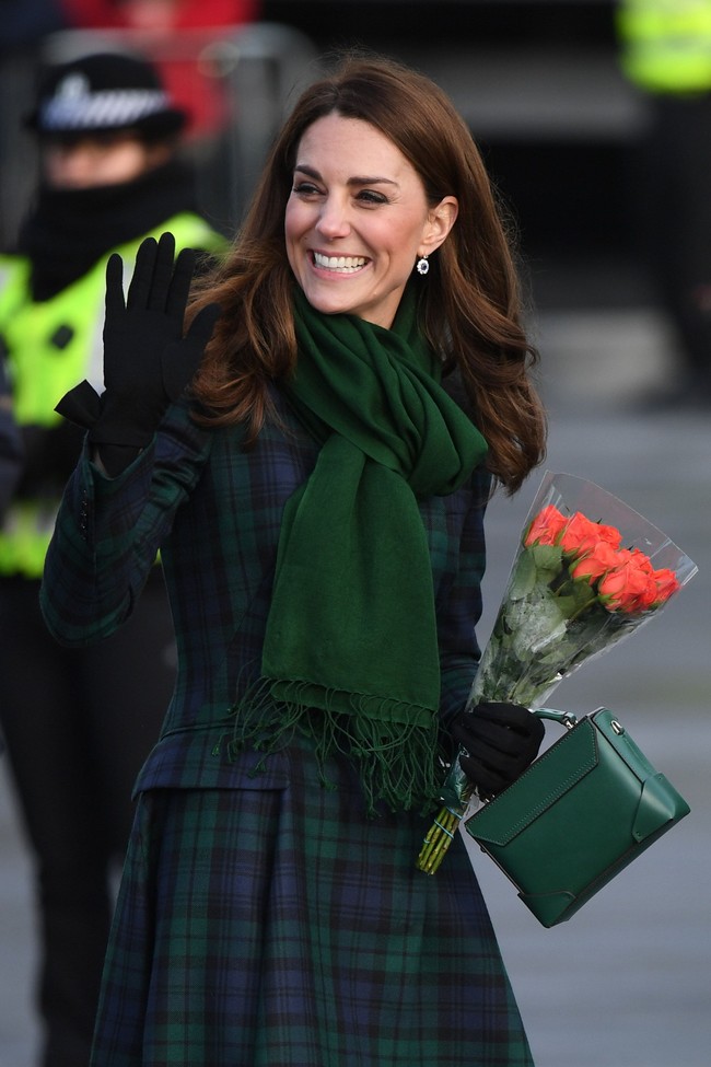 Di luar museum, sang Duke dan Duchess of Cambridge menyempatkan diri untuk menyapa kerumunan massa yang telah menantikan mereka. Foto: Getty Images