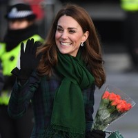 Di luar museum, sang Duke dan Duchess of Cambridge menyempatkan diri untuk menyapa kerumunan massa yang telah menantikan mereka. Foto: Getty Images