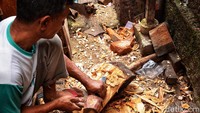 Tak hanya pandai memproduksi patung ukir beragam suku dunia, para perajin pun mahir memproduksi alat musik tradisional Sunda.
