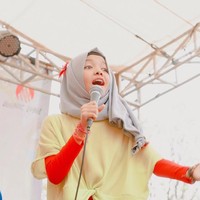 Sesuai usianya, ia sering memilih warna yang cerah seperti merah, kuning, dan biru. Ia tak segan memakai busana tabrak warna. Foto: Instagram/FatimahHalilintar