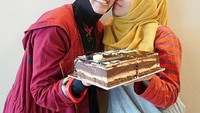 Kali ini adik dari Atta Halilintar memberikan kejutan berup kue ulang tahun untuk umi, Lenggogeni Faruk. Foto: Instagram@sohwahalilintar