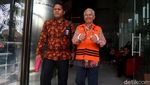 Masa Tahanan Diperpanjang KPK, Hobby Siregar Beri Senyum dan Jempol