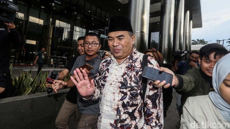 KPK Panggil Bupati Jepara Tersangka Suap untuk Keempat Kalinya KPK Panggil Bupati Jepara Tersangka Suap untuk Keempat Kalinya