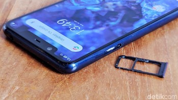Slot SIM Card hybrid berada di kiri bodi. (Foto: detikINET/Adi Fida Rahman)