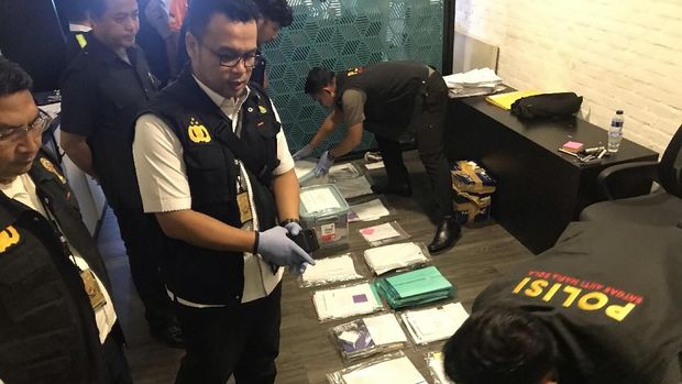 Ada 20 penyidik yang diturunkan dalam penggeledahan ini.