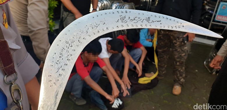 Usung Celurit dan Golok, Pelajar Sukabumi Ditangkap Polisi Usung Celurit dan Golok, Pelajar Sukabumi Ditangkap Polisi