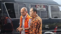 Deputi IV Kemenpora Mulyana berjalan saat akan menjalani pemeriksaan di Gedung KPK, Jakarta, Rabu (30/1/2019).