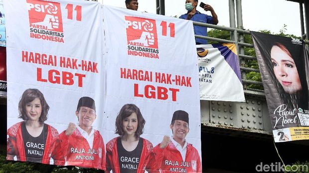 Spanduk bertuliskan 'Hargai Hak-hak LGBT' berlogo PSI di JPO depan SMP 155 Tebet, Jakarta Selatan.