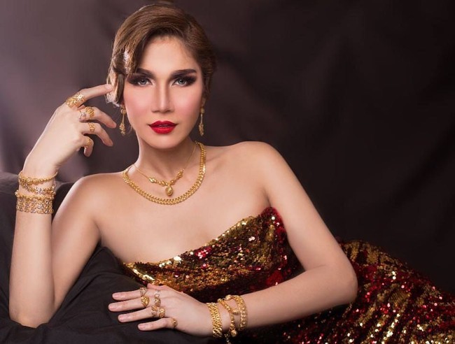 Nur Sajat Kamaruzzaman sedang jadi perbincangan hangat media Malaysia gara-gara kasus yang melibatkan asisten pribadinya. Sebuah video viral memperlihatkan asisten pribadinya menampar seorang SPG toko obat dan kosmetik di sebuah mall. Foto: Instagram, Facebook