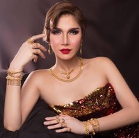 Nur Sajat Kamaruzzaman sedang jadi perbincangan hangat media Malaysia gara-gara kasus yang melibatkan asisten pribadinya. Sebuah video viral memperlihatkan asisten pribadinya menampar seorang SPG toko obat dan kosmetik di sebuah mall. Foto: Instagram, Facebook