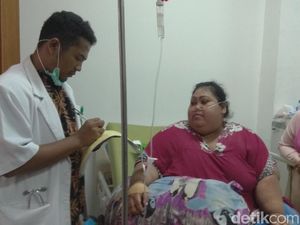 5 Orang Angkut Sunarti 148 Kg ke RSUD Karawang