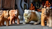Harganya pun beragam tergantung dari lama proses pembuatan dan juga ukuran patung atau pun alat musik yang dikerjakan para perajin.