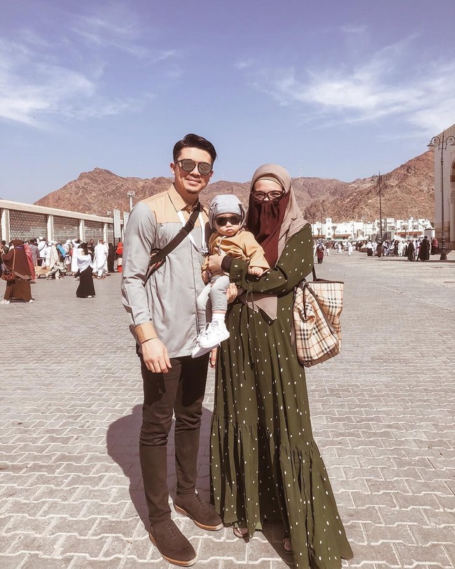 Penampilan Zaskia Sungkar juga ikut mencuri perhatian saat ia bercadar di Tanah Suci. Bersama suaminya, ia melakukan ibadah umrah. Tak sedikit wanita yang memilih bercadar saat umrah untuk menjalankan sunnah dan melindungi diri. Foto: Instagram