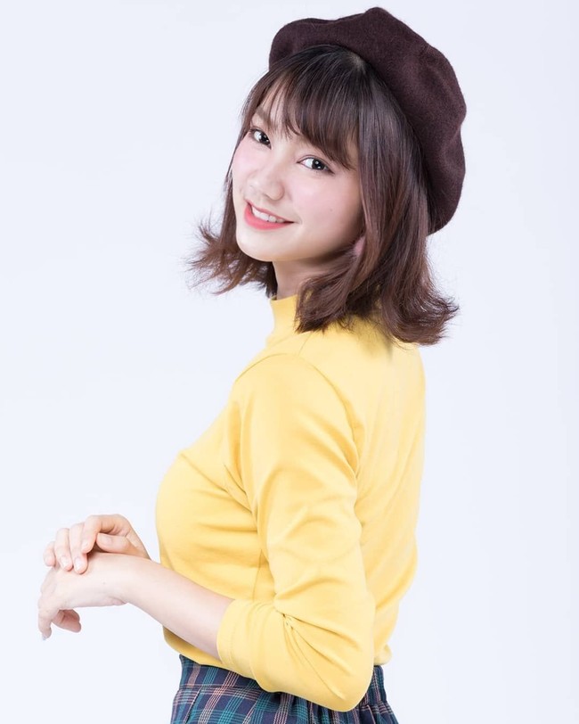 Seorang anggota girlband asal Thailand bernama Pichayapa Natha atau yang lebih dikenal sebagai Namsai jadi perbincangan karena busananya. Beberapa waktu lalu member BNK48 tersebut menerima kritik setelah pakai kaus bergambar swastika. Foto: Instagram @namsai.bnk48official