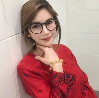 Bukan kali pertama ini Nur Sajat menjadi kontroversi. Sebelumnya sosok Sajat juga pernah viral ketika identitasnya sebagai seorang wanita diragukan. Gosip Sajat seorang transgender beredar setelah dia terkena kasus tidak membayar Goods and Services Tax (GST). Dalam dokumen yang beredar nama wanita cantik itu tertulis Muhammad Sajjad Kamaruz Zaman. Foto: Instagram, Facebook