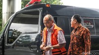 Mulyana diperiksa sebagai tersangka terkait kasus korupsi pejabat pada Kementerian Pemuda dan Olahraga (Kemenpora) serta pengurus Komite Olahraga Nasional Indonesia (KONI).