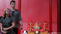 Dua orang wisatawan mengunjungi vihara yang bersiap menyambut Imlek.