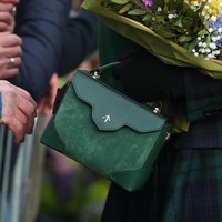 Tidak ketinggalan, tas mungil hijau bersiluet boksi dari Manu Atelier. Ditengok di situs Saks Fifth Avenues, tas berbahan kulit tersebut dijual seharga US$ 535 atau Rp 7,5 juta. Foto: Getty Images