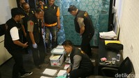 Penyidik mengumpulkan berkas-berkas atau dokumen di kantor PSSI. Dokumen-dokumen itu dirapikan menjadi dua jejer.