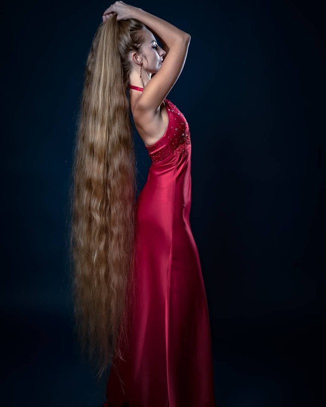 Alena mengatakan ia berterima kasih kepada sang ibu, Angela yang menyuruhnya untuk tak memotong rambut sejak usia lima tahun. Ibuku percaya rambut panjang sangat penting bagi wanita. Sejak kecil, ibuku mengatakan kecantikan dan feminin datang dari rambut wanita, lanjut ibu dua anak itu. Foto: Instagram/ Alena Kravchenko