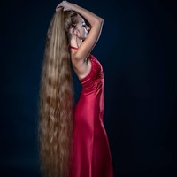 Alena mengatakan ia berterima kasih kepada sang ibu, Angela yang menyuruhnya untuk tak memotong rambut sejak usia lima tahun. Ibuku percaya rambut panjang sangat penting bagi wanita. Sejak kecil, ibuku mengatakan kecantikan dan feminin datang dari rambut wanita, lanjut ibu dua anak itu. Foto: Instagram/ Alena Kravchenko