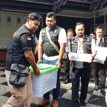 Barang bukti dimasukkan ke dalam boks.