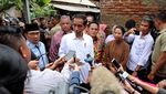 Momen Jokowi Beri Sambungan Listrik Gratis di Muara Gembong
