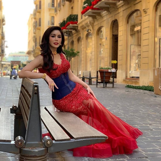 Meskipun Nur Sajat sudah memberikan klarifikasi dan pembelaan pada asisten pribadinya, kasus penamparan ini tetap berlanjut ke pihak berwajib. SPG yang jadi korban kekerasan asisten Sajat melaporkan wanita tersebut ke polisi. Foto: Instagram, Facebook