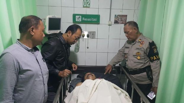 Korban terkena sabetan celurit di bagian leher