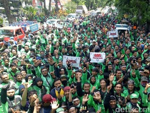 Rekan Diadili, Ribuan Driver Ojol Aksi Solidaritas Turun Jalan