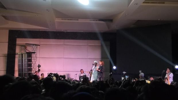 'Tiba-Tiba Suddenly Rekaman' Ketika Efek Rumah Kaca Jadi Milik Semua