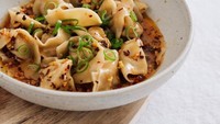 Chef muda ini selalu menggunakan bahan lokal dan alami ketika membuat masakan. Selain jago membuat dumpling, Brendan juga mahir membuat cake, roti dan aneka masakan lain.  Foto: instagram @brendan_pang